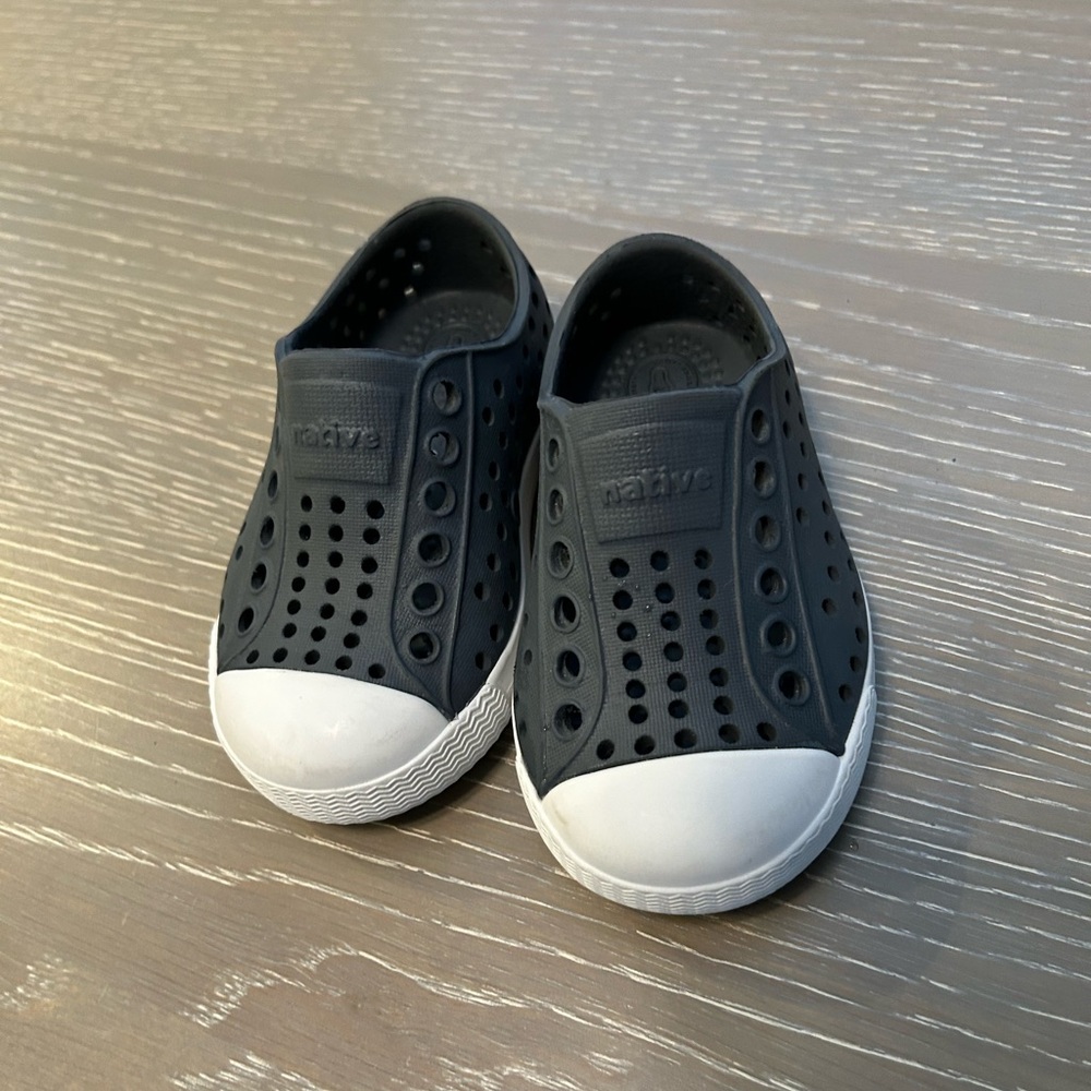 Native baby/toddler shoes sz C4